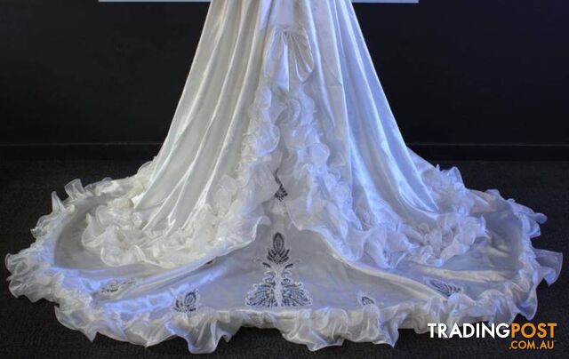 VINTAGE REPRODUCTION SATIN WEDDING DRESS with TRAIN - photo 3 of 3