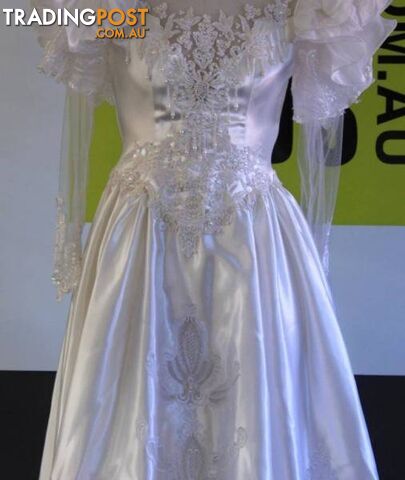 VINTAGE REPRODUCTION SATIN WEDDING DRESS with TRAIN - photo 2 of 3