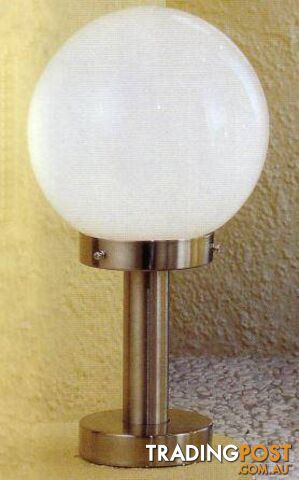 This classic exterier lamp is brand new from a colsed business and is priced to sell at 1/2 RRP at $40 with NO OFFERS.