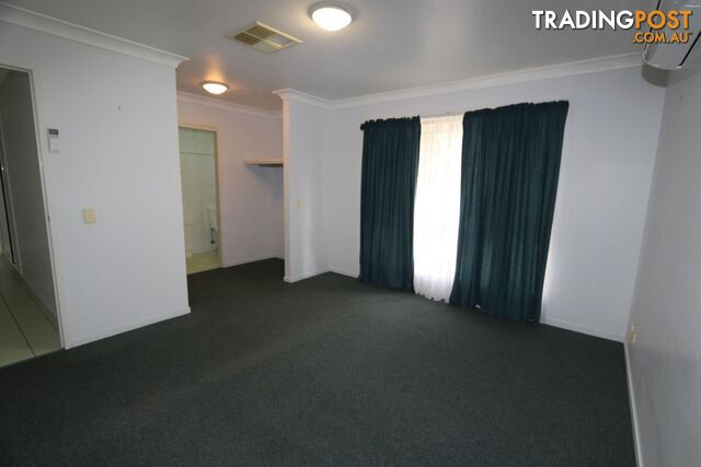 22 Loch Street EMERALD QLD 4720 - photo 4 of 8