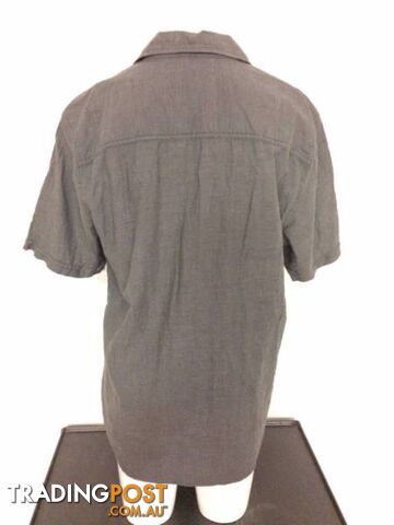 Jeanwest men's B & W collared short sleeved shirt Size L - photo 2 of 3