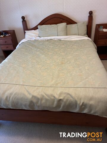 4 poster bed frame and queen size bed