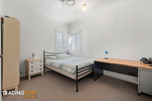 26 Curtis Street MANLY QLD 4179