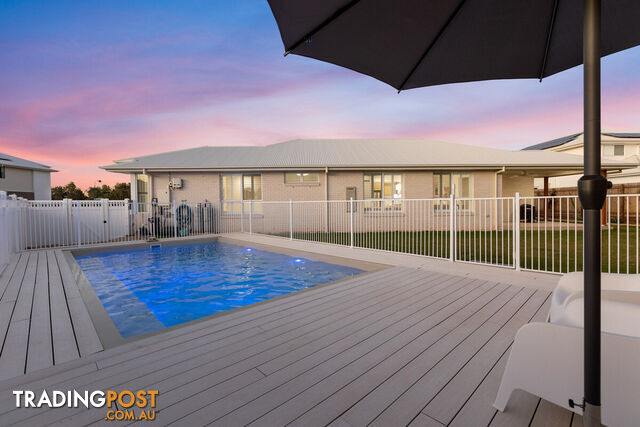 27 Radiance Crescent THORNLANDS QLD 4164