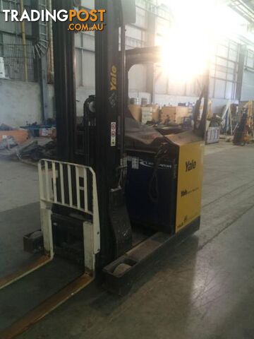 2010 YALE FORK LIFT