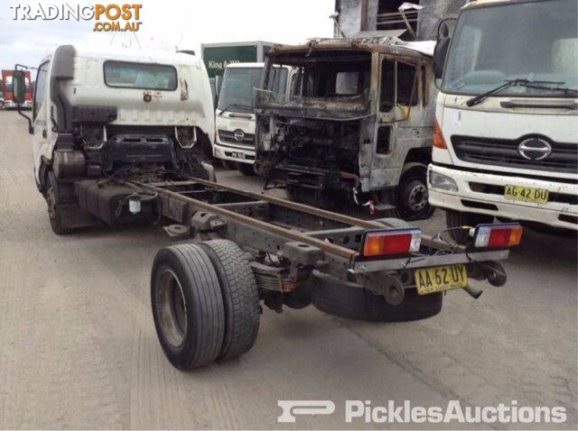 11/01, Hino, DUTRO, 4 x 2, Cab Chassis