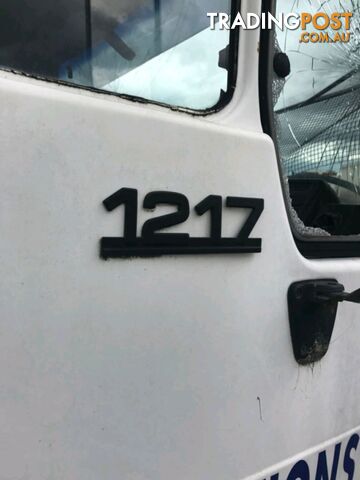 Mercedes 1217 Tray body truck