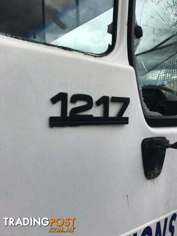 Mercedes 1217 Tray body truck - photo 2 of 8
