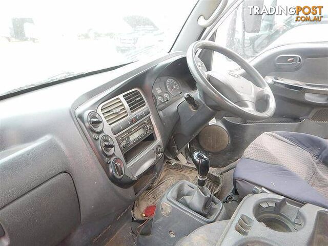 2010 Kia K900 Tray Truck Wrecking Now - photo 5 of 8