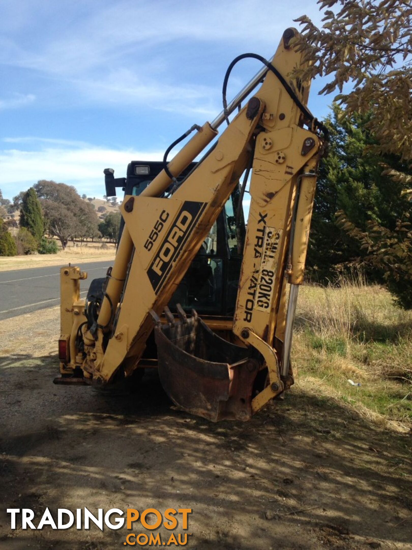 Ford 555 C back Hoe Loader Tractor number - A417110 Model- DE9P1Z