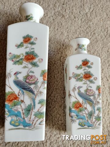 VINTAGE WEDGEWOOD PAIR OF "KUTANI CRANE" BONE CHINA VASES