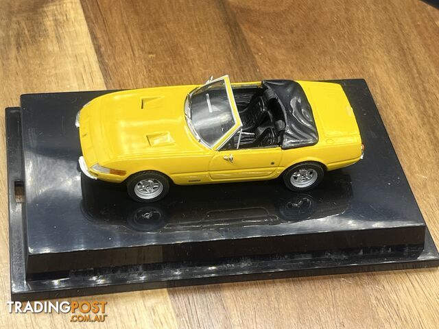 Ferrari Yellow 365GTS /4 hotwheels 1/43 scale used as been opened