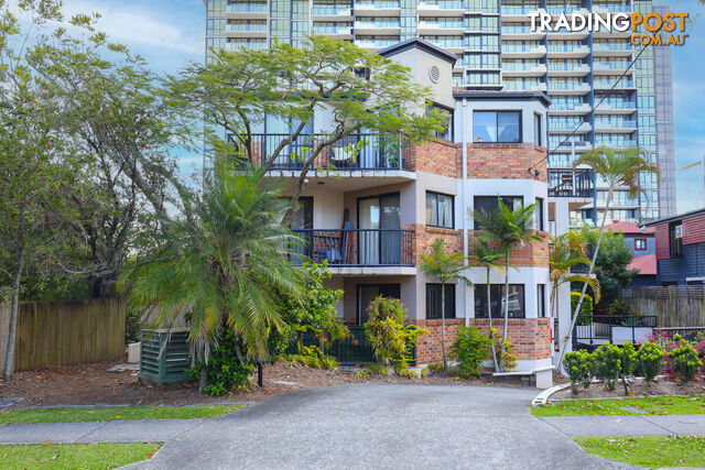 1/4 Waverley Street SOUTHPORT QLD 4215