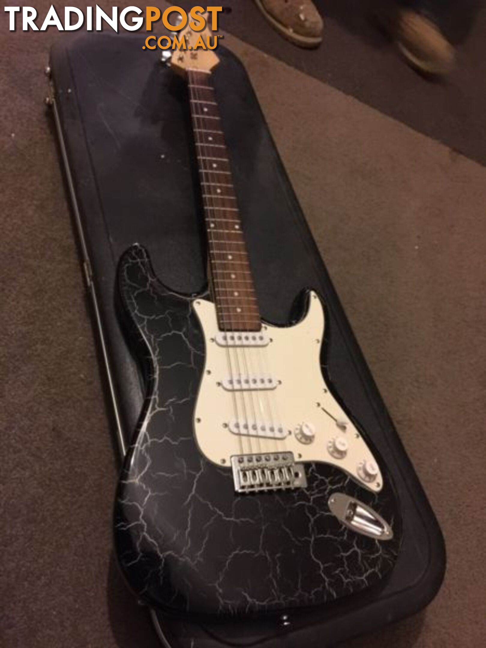 Stratocaster Guitar / great solid sound / new strings