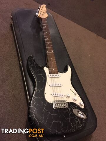 Stratocaster Guitar / great solid sound / new strings
