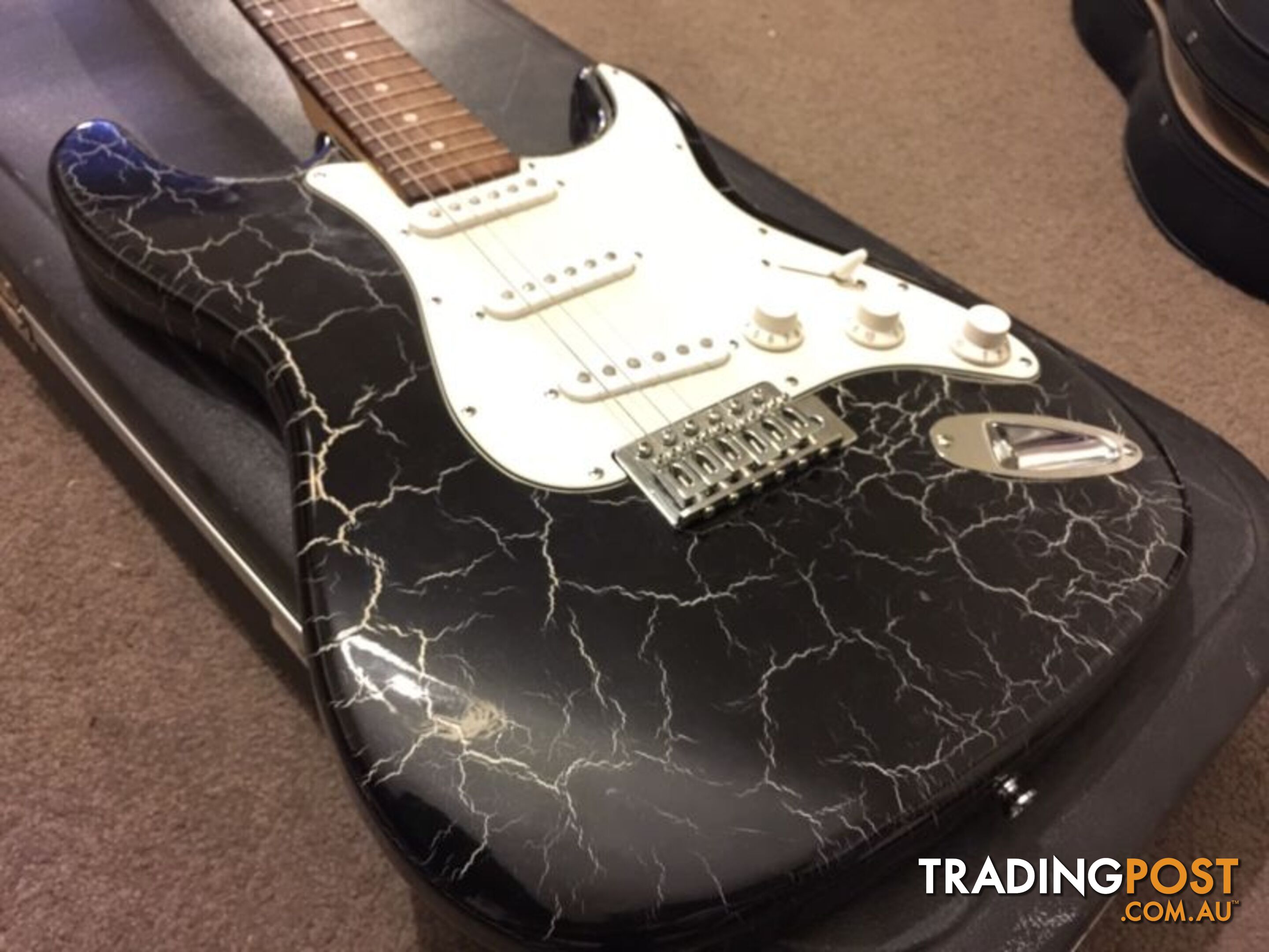 Stratocaster Guitar / great solid sound / new strings