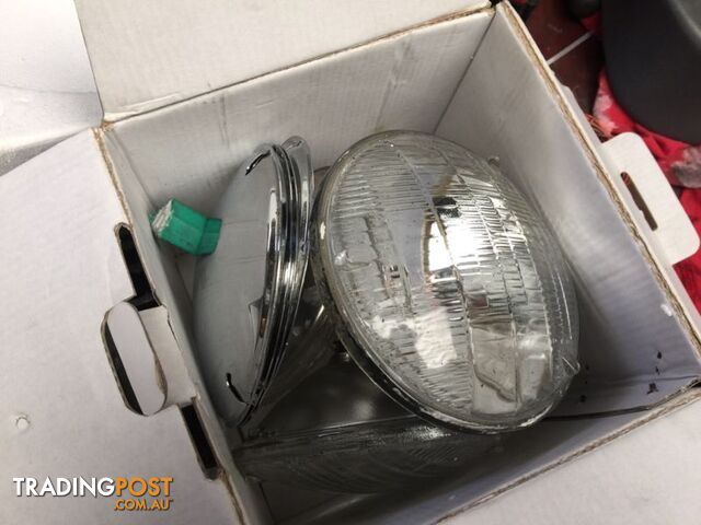 Chev 5.75" 5 3/4 Sealed head lights / with chrome eye lids