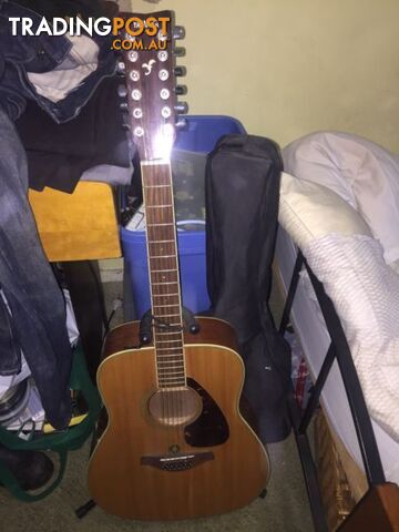 Beautiful Yamaha 12 string guitar / acoustic