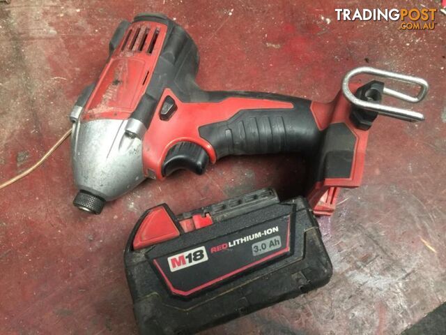 Milwaukee impact driver with battery - photo 2 of 3