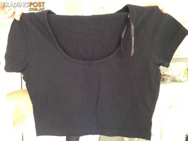 CROPPED FITTED BLACK T-SHIRT