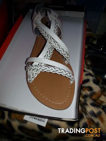 Guess girl sandal size 7,5 perpect for Christmas present