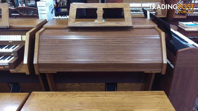 Viscount Canticus 270 Classical Organ ~ Now Sold ~ with a 27 flat radiating pedal board