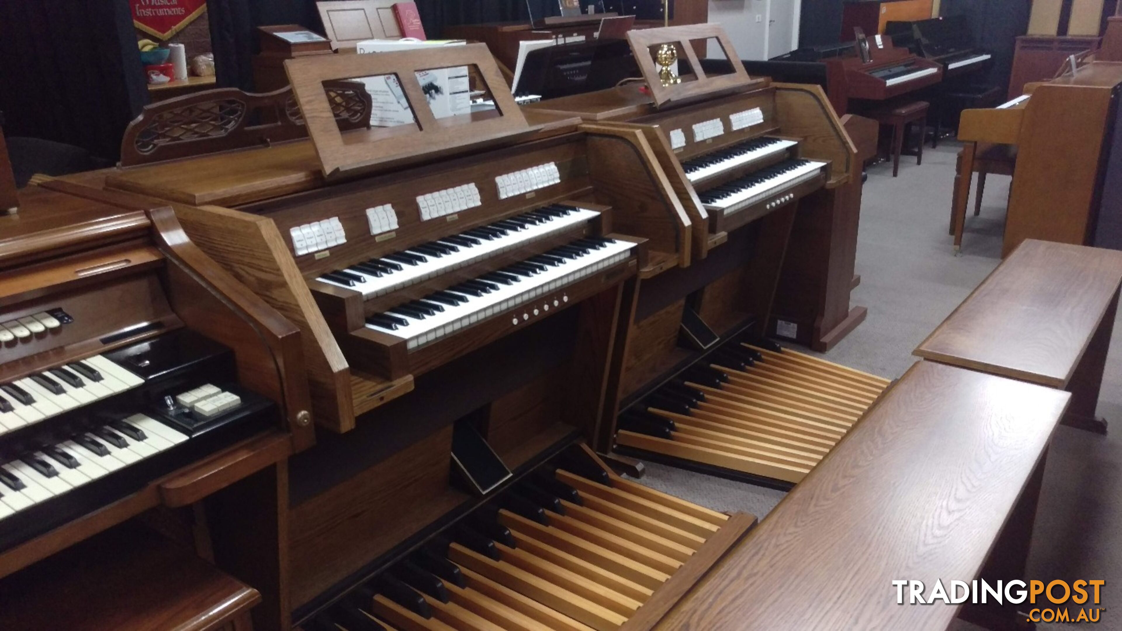 Viscount Canticus 270 Classical Organ ~ Now Sold ~ with a 27 flat radiating pedal board