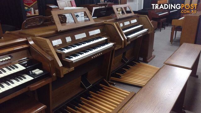 Viscount Canticus 270 Classical Organ ~ Now Sold ~ with a 27 flat radiating pedal board