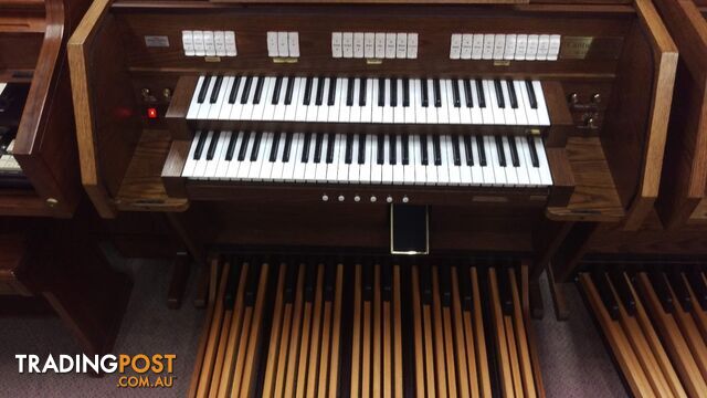 Viscount Canticus 270 Classical Organ ~ Now Sold ~ with a 27 flat radiating pedal board