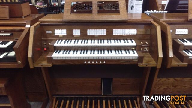 Viscount Canticus 270 Classical Organ ~ Now Sold ~ with a 27 flat radiating pedal board