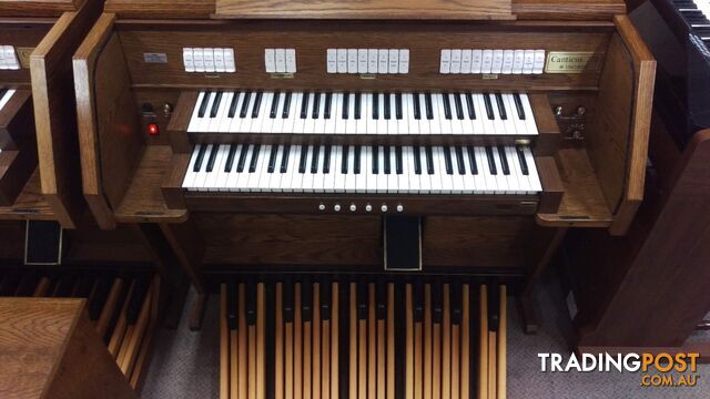 Viscount Canticus 270 Classical Organ ~ Now Sold ~ with a 27 flat radiating pedal board