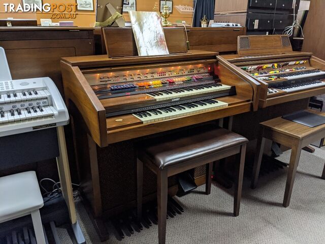 Lowrey Holiday D350 Organ