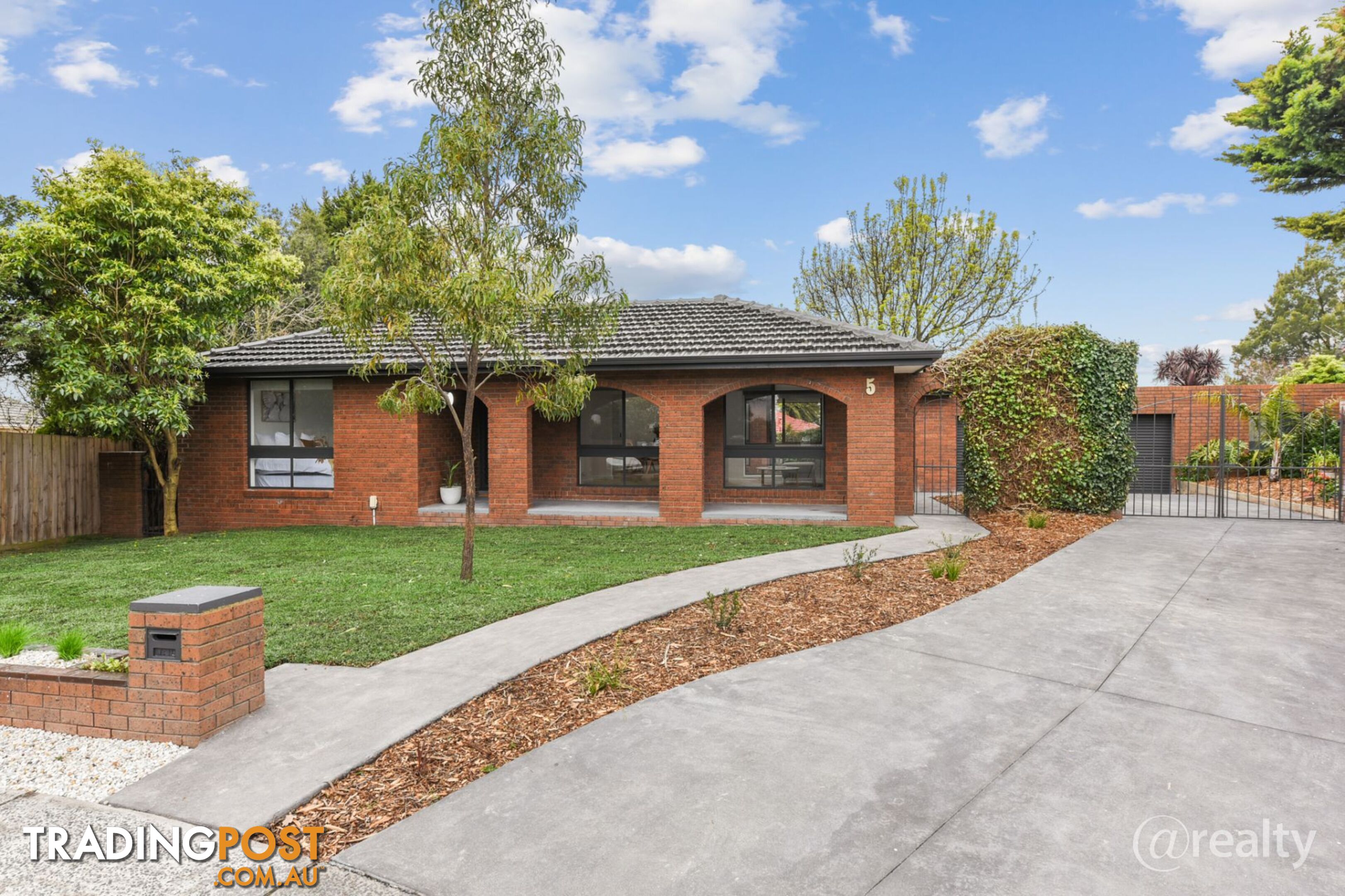 5 Tench Rise Endeavour Hills VIC 3802