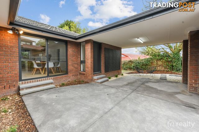 5 Tench Rise Endeavour Hills VIC 3802