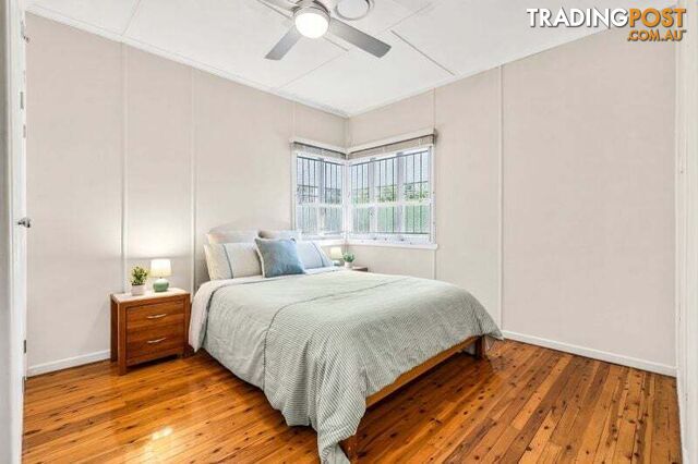 16 Agnew Street Sandgate QLD 4017 - photo 5 of 17