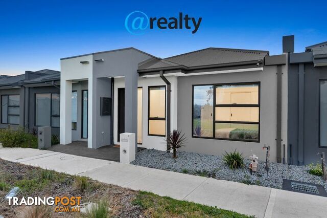 8 FINDALE WALK Thornhill Park VIC 3335