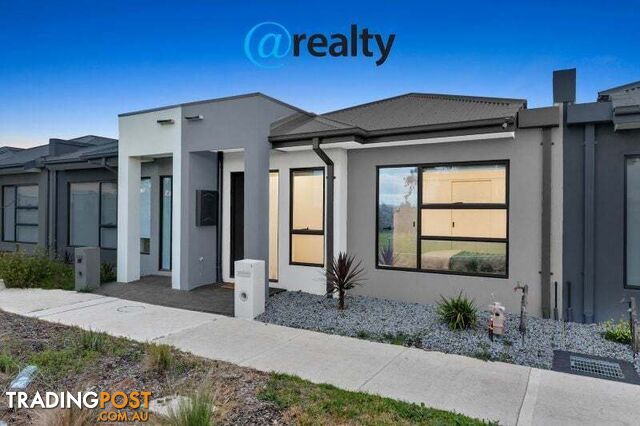 8 FINDALE WALK Thornhill Park VIC 3335