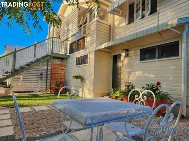 9 Henry Street West End QLD 4810 - photo 5 of 35