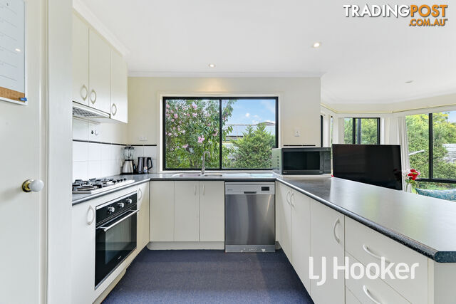 9 Eglinton Close BERWICK VIC 3806 - photo 3 of 18