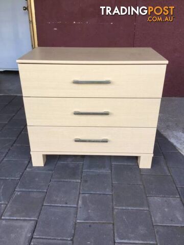 Chest of drawers. 3 drawers On metal runners