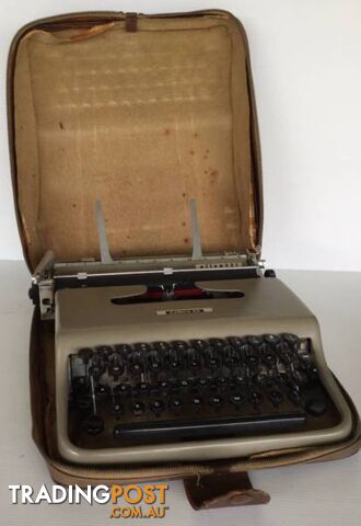 Vintage Olivetti Lettera 22 typewriter All parts moving In or