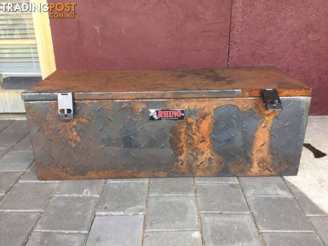 Large metal tool box Paint flaked off, has surface rust Double ha