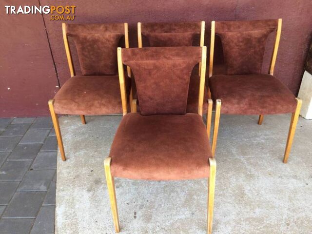4 dining chairs wood and fabric Well used ready for some TLC S - photo 2 of 4