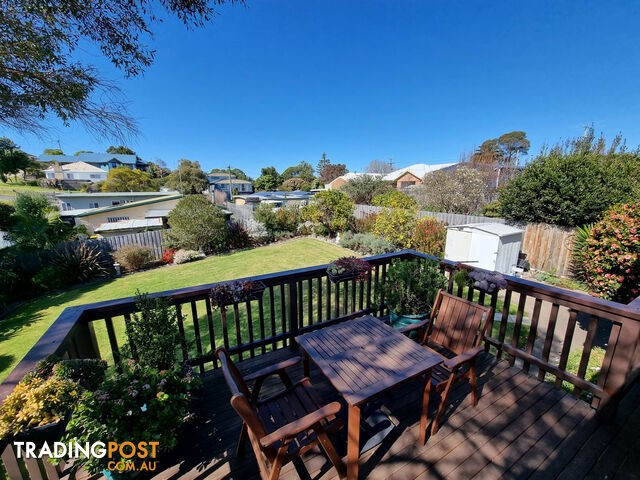 6 Tanjil Grove LAKES ENTRANCE VIC 3909