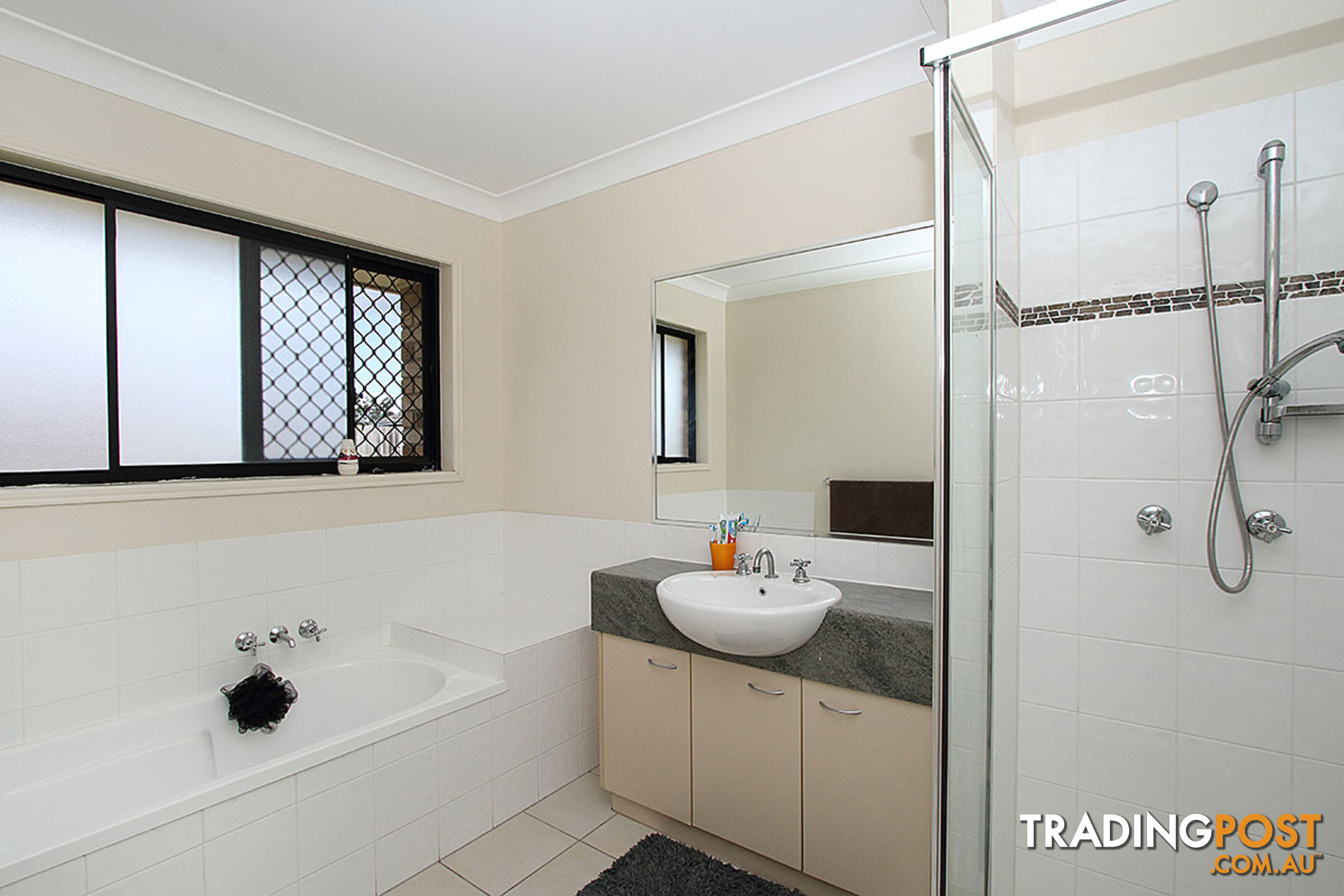 17 Elcock Ave CRESTMEAD QLD 4132