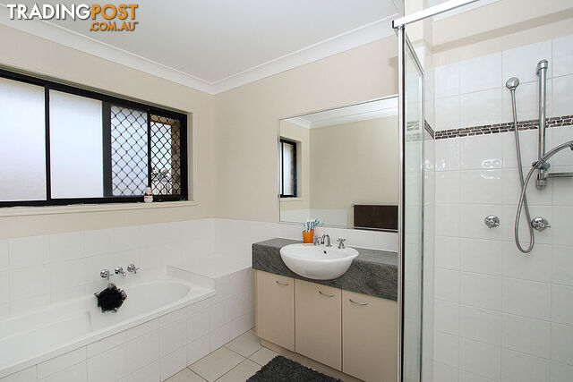 17 Elcock Ave CRESTMEAD QLD 4132