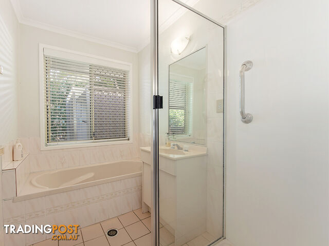 4 Macadamia ct WALLOON QLD 4306