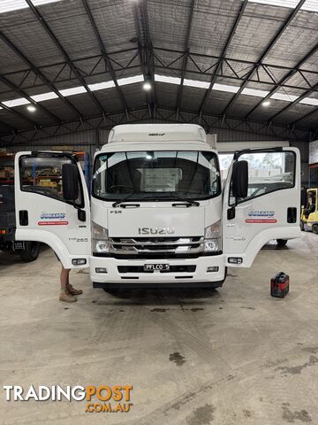 2016 ISUZU F Series Tray Truck - photo 5 of 6