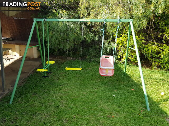 Kids outdoor swing set - free