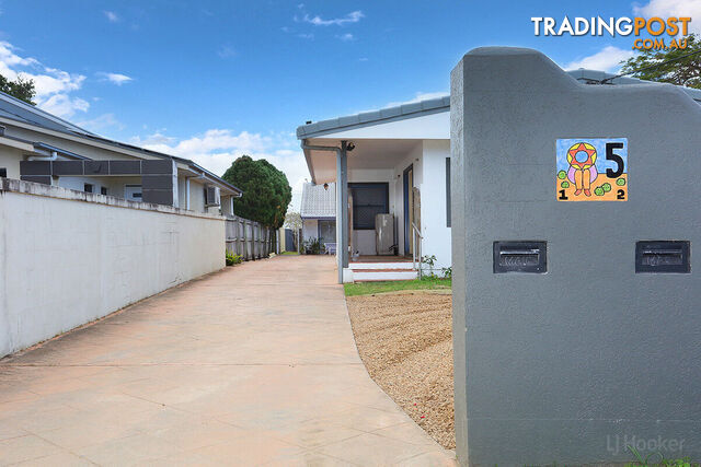 2/5 Nevenia Street LABRADOR QLD 4215